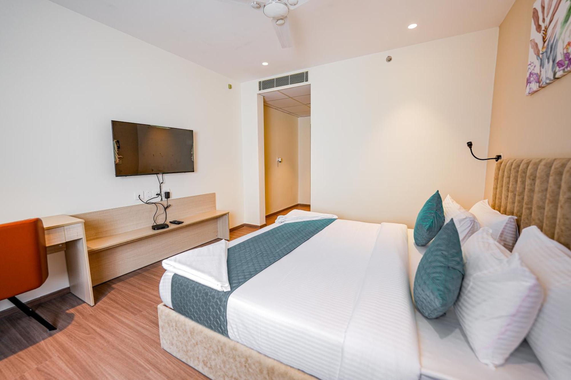Casa Hotel & Suites, Gachibowli, Hyderabad Exterior photo